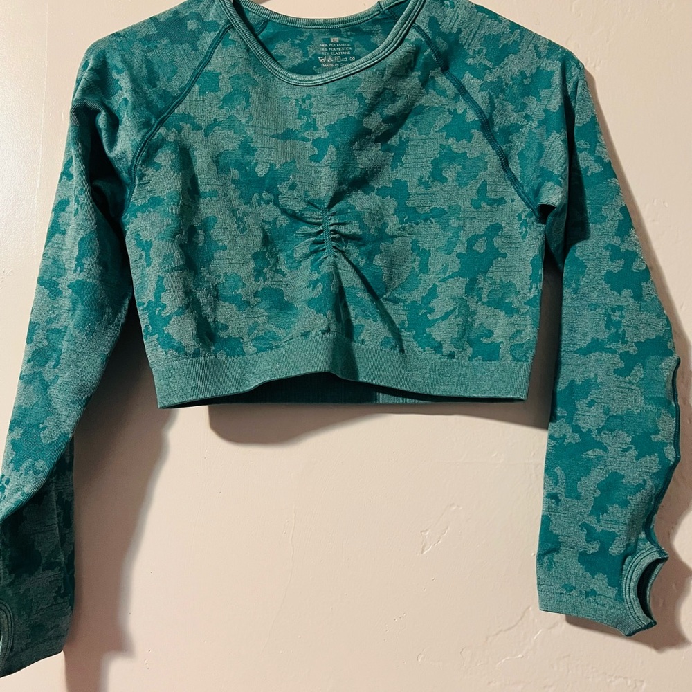 SHEIN Green Camo Long Sleeve Crop Top